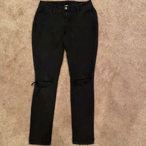 Black skinny Jeans With Knee Rips